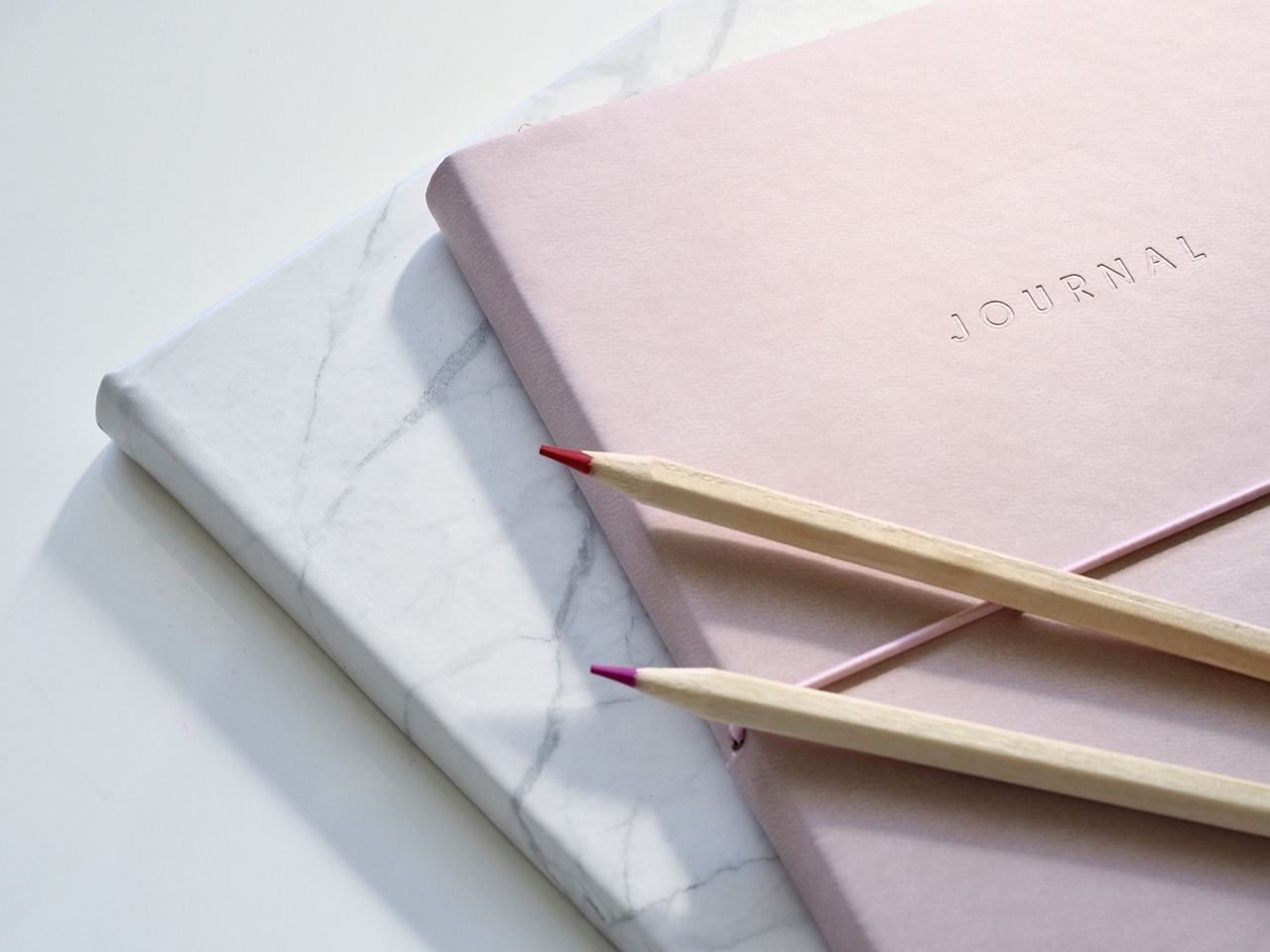 jounaling-zwei-journale-mit-stiften journaling-zwei-journale-mit-stiften